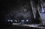 Caminhando com o grupo na parte inferior da caverna em Carlsbad Caverns National Park, no sul do Novo México, nos Estados Unidos